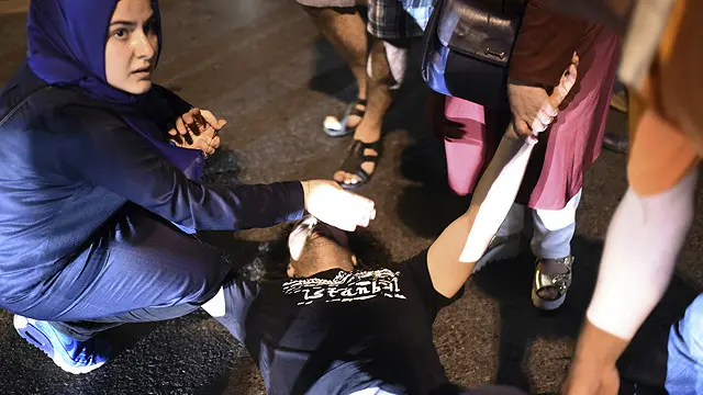 Seorang warga Istanbul terluka dan berusaha ditolong rekannya tidak lama setelah beredar informasi ada upaya kudeta di Turki.