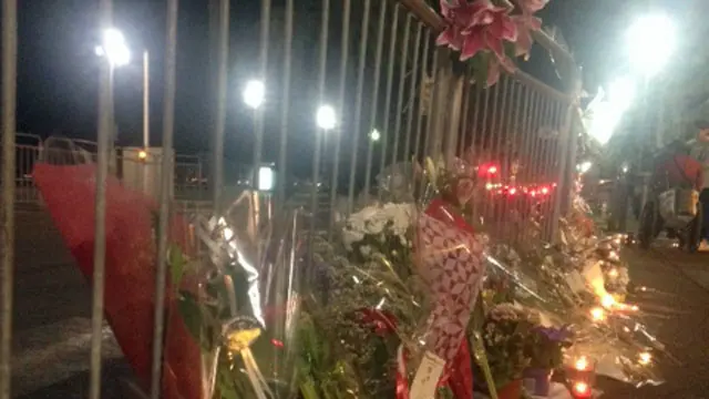 جہاں حادثہ پیش آيا تھا وہاں لوگوں نے اظہار عقیدت کے لیے پھول رکھے تھے