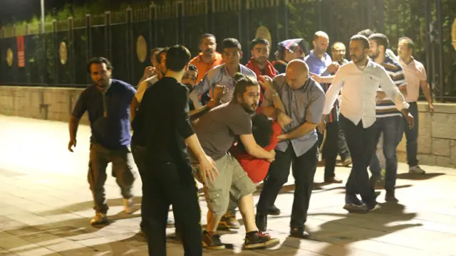 ترکی کے حکام کا کہنا ہے کہ حکومت کا تختہ الٹنے کی کوشش میں اب تک 60 سے زیادہ افراد ہلاک ہو چکے ہیں اور زخمیوں کو ہسپتال پہنچایا جا رہا ہے۔