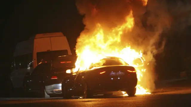 آتشزدگی کے واقعات بھی پیش آئے ہیں جبکہ ابھی صورت حال واضح نہیں ہے۔