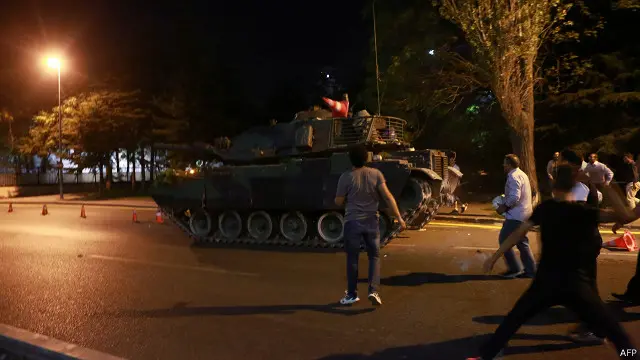 Warga Istanbul mengejar tank-tank militer Turki dan menganggap upaya kudeta itu akan sia-sia.