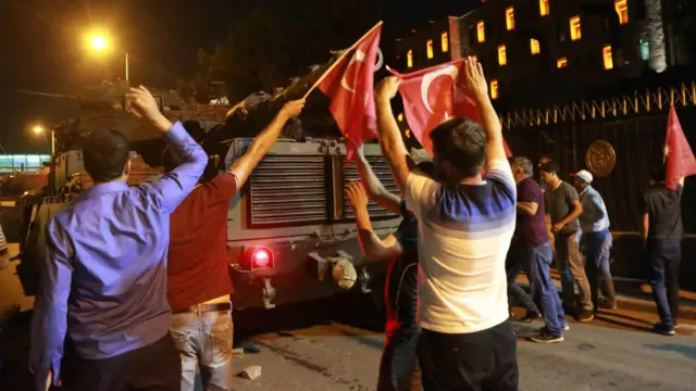 За даними прокуратури, в нічних сутичках у столиці Анкарі загинули 42 людини, більшість із них цивільні. 