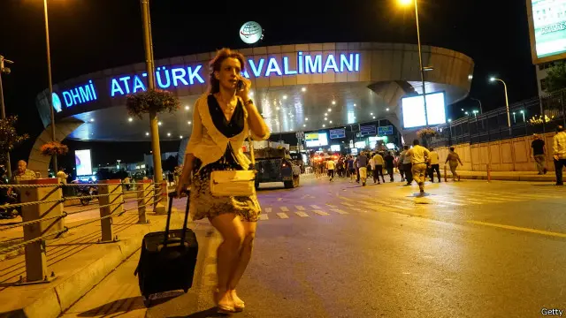 Suasana di depan bandar udara utama di Istanbul tidak lama setelah ada upaya kudeta.