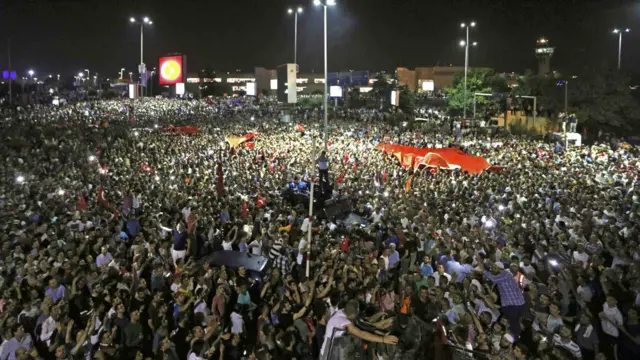 Виступаючи в аеропорту, Ердоган заявив, що в Туреччині немає влади вище, ніж влада народу. За його словами, учасники заколоту отримають гідну відповідь - незалежно від того, які відомства вони представляють.