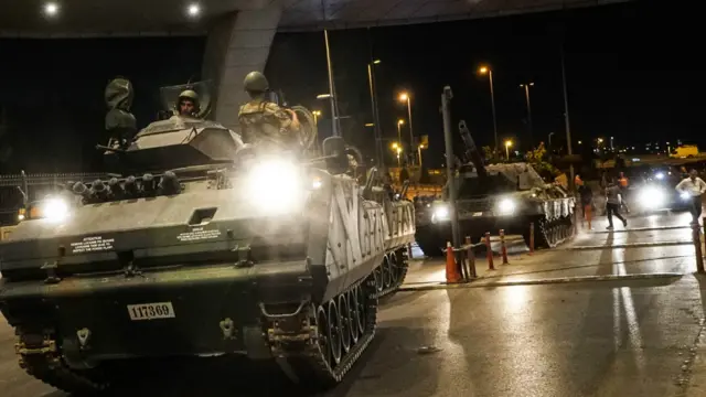 Військові оголосили про захоплення влади в країні ввечері п'ятниці. На вулицях Стамбула та Анкари з'явилися танки і десятки озброєних людей. У небі були бойові вертольоти.