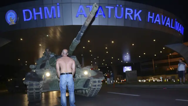 صدر اردوغان نے اس فوجی اقدام کو ’ملک سے غداری‘ قرار دیا ہے اور کہا ہے کہ فوج میں صفائی ہونی چاہیے۔