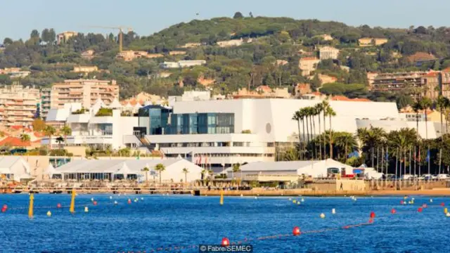 Trung tâm hội nghị, Palais des Festivals et des Congrès, là nơi có tầm nhìn toàn cảnh ra Địa Trung hải (Ảnh: Fabre/SEMEC)