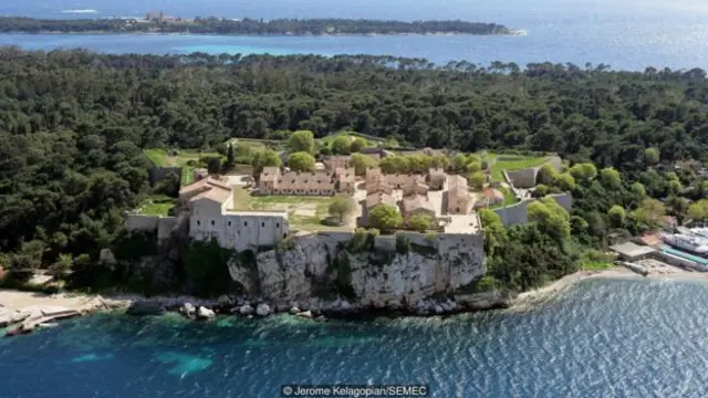Đi thuyền ít lâu là tới Ile St-Honorat, nơi có không khí thanh bình và hoang sơ và là nơi trồng nho nấu rượu và chế dầu ô liu. (Ảnh: Jerome Kelagopian/SEMEC)