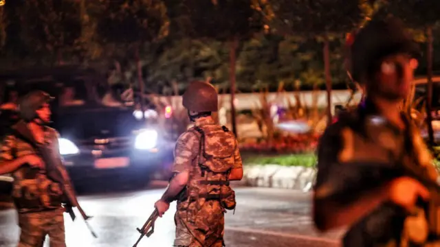 Між військовими і прибічниками Ердогана, що вийшли на вулиці, за повідомленнями, були зіткнення. Незабаром після оголошення про початок перевороту з'явилися перші повідомлення про поранених в Стамбулі.