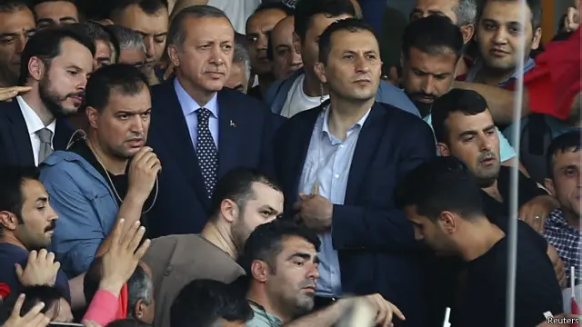 اردوګان د استانبول اتاترک پر هوايي ډګر د خپلو ملاتړو منځ کې راڅرګند 