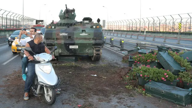 Sebuah tank militer Turki teronggok di pinggir jalan setelah upaya kudeta diklaim mengalami kegagalan.