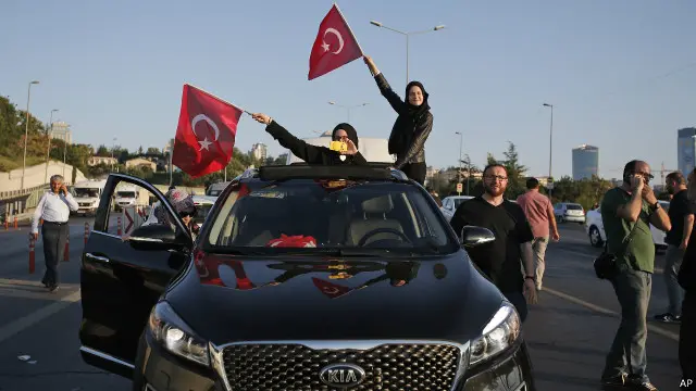 Warga kota Istanbul kembali meramaikan jalan-jalan setelah upaya kudeta militer diklaim gagal.