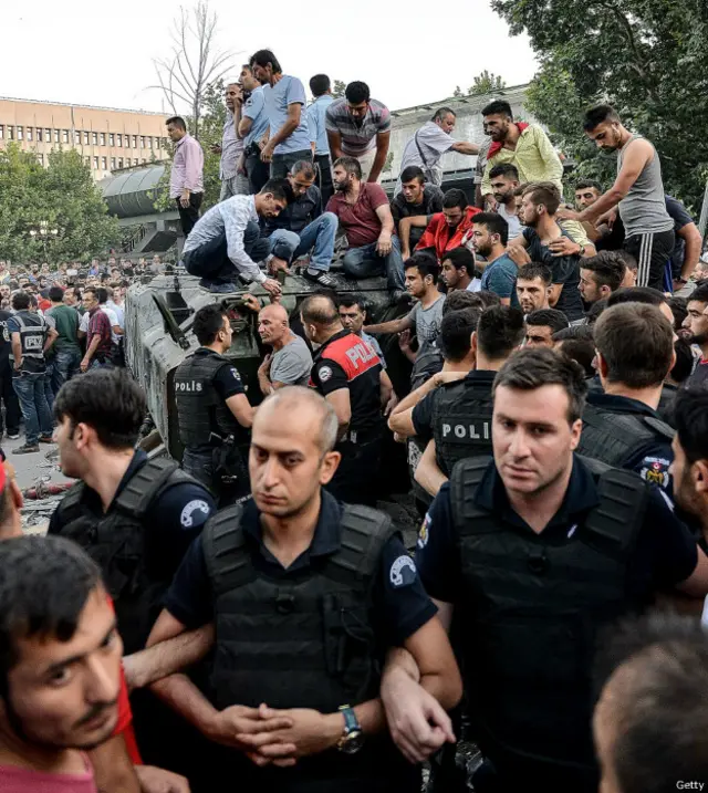 Pasukan polisi Turki memberikan dukungan kepada warga Turki yang menolak upaya kudeta yang dilakukan faksi di tubuh militer negara itu.