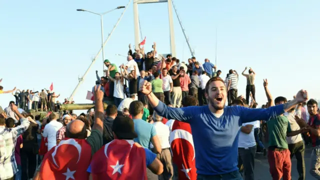 Прихильники Ердогана на мосту, який раніше взяли під контроль військові