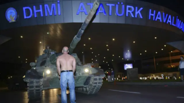 خلکو د استانبول اتاترک هوايي ډګر لاره د ټانکونو پرمخ وتړله