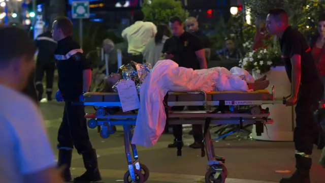 傷者被救護人員送上救護車