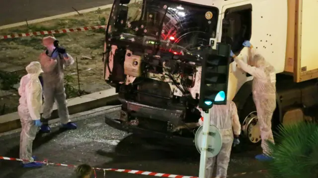 調查人員在現場研究襲擊者的貨車