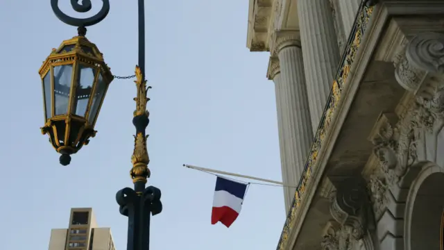 美國舊金山市政廳的法國國旗下半旗