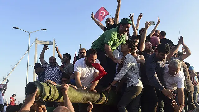 ښاغلي اردوګان له خلکو غوښتي چې د کودتا د هڅې پوره ناکامېدو پورې له واټونو نه خپلو کورونو ته ستانه نه شي