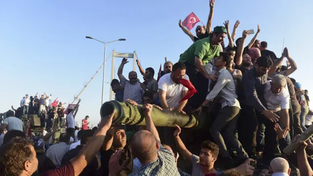 Влада Туреччини заявляє, що спроба перевороту зупинена, хоча ситуація досі суперечлива