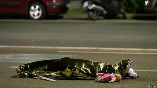 Identitas korban tewas dalam foto tersebut tidak diketahui, tetapi foto yang diabadikan jurnalis foto Reuters, Eric Gaillard telah banyak dibagikan di media sosial.