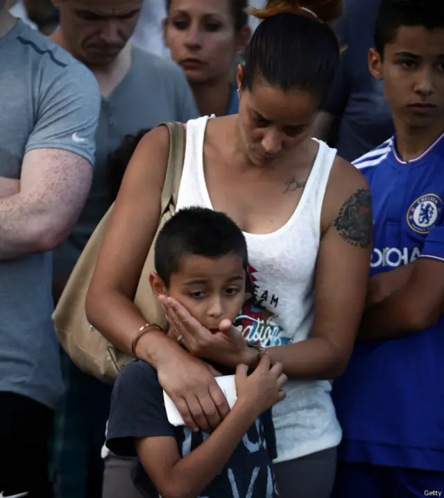 Seorang ibu dan putranya ikut berduka atas peristiwa serangan truk yang menewaskan lebih dari 80 orang di kota Nice, Prancis.