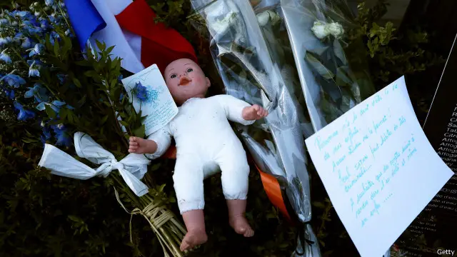 Sebuah boneka dan ucapan duka diletakkan di dekat lokasi seragan di Kota Nice, Prancis. 