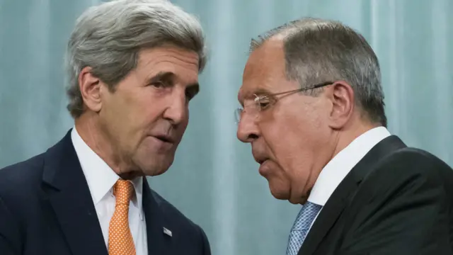 克里（左）與拉夫羅夫握手