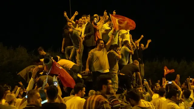 ترک فوج کے 26 کرنل اور پانچ جنرل برطرف کر دیے گئے ہیں جبکہ عوام نے انقرہ اور استنبول میں فوجی گاڑیوں کو گھیرے میں لے لیا۔