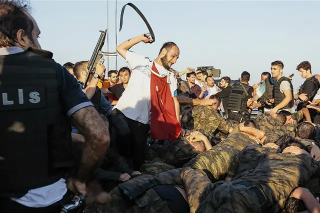 یک مرد ناشناس شماری از سربازان را که در کودتا مشارکت داشتند روی پل تنگه بسفر شلاق می‌زند