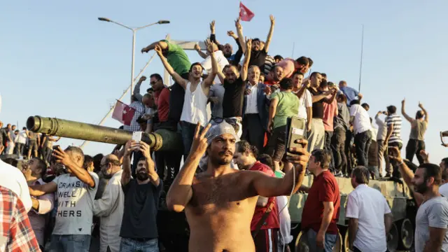 عکس یادگاری با تانکی که از نیروهای حامی کودتا گرفته شده است