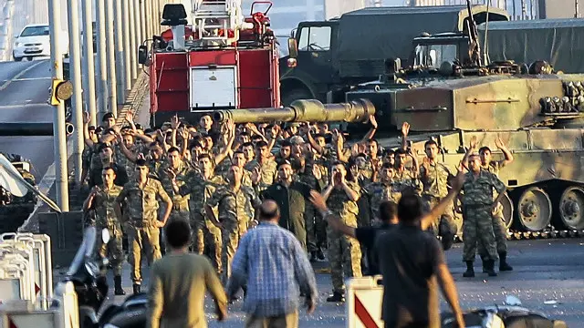 تسلیم سربازان در روی پل بسفر