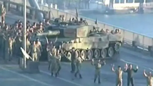 土耳其電視播放政變士兵繳械投降的圖像