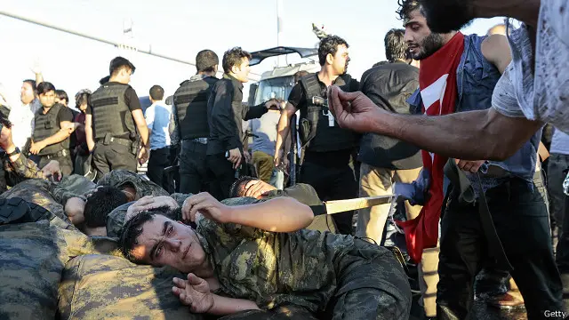 Tentara Turki yang terlibat upaya kudeta menjadi sasaran kemarahan warga negara itu.