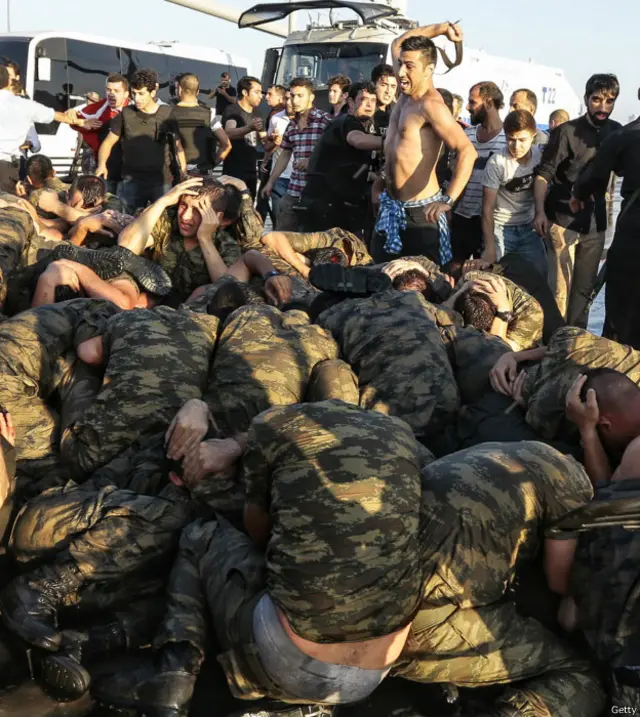 Warga Turki menunjukkan kemarahannya terhadap anggota tentara yang diduga terlibat upaya kudeta.