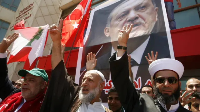 رجب طیب اردوغان کی ’اے کے‘ پارٹی کو ترکی کے اندر قدامت پسند مسلمانوں میں بہت مقبولیت حاصل ہے، جبکہ ملک سے باہر انھیں تنقید کا سامنا کرنا پڑتا ہے کہ وہ اپنے ناقدین کو اکثر طاقت کے زور پر دبا دیتے ہیں۔