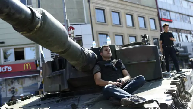 حکومت کا تختہ الٹنے کی کوشش کا آغاز جمعے کی شام ساڑھے سات بجے ہوا جب استنبول کے مرکزی پلوں پر ٹینک کھڑے کر دیے گئے۔