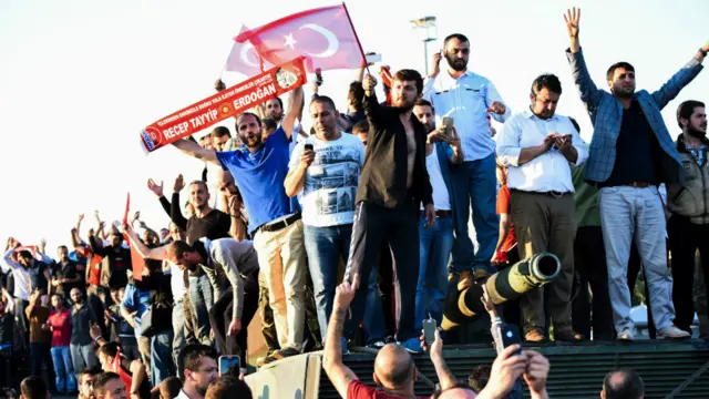 فوجی بغاوت کی خبر پھیلتے ہی صدر اردوغان کے حامی بڑی تعداد میں سڑکوں پر نکل آئے۔