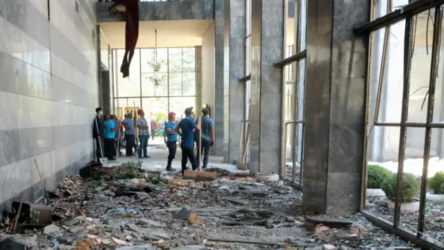 ملک میں اقتدار پر قبضہ کرنے کی کوشش کرنے والے فوجی گروہ نے ترکی کی پارلیمنٹ کی عمارت پر حملہ بھی کیا جس کے دوران عمارت کو شدید نقصان پہنچا۔