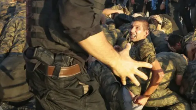 Türkiyə hakimiyyəti çevriliş cəhdində iştirakla bağlı minlərlə adamın saxlanıldığını bildirir.