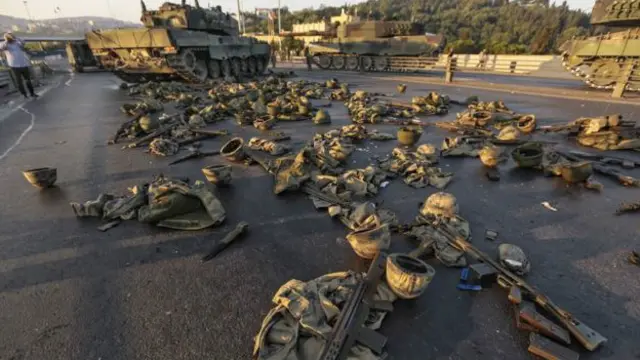 Çevriliş cəhdində iştirak edənlər tank, silah və avadanlığı ataraq təslim oldular. 