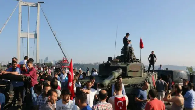 Bosfor körpüsü: hökumət tərəfdarları tankları mühasirəyə alıblar. 