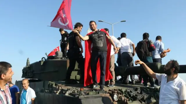 Tankın üstünə çıxan çevriliş əleyhdarı Türkiyə bayrağını dalğalandırır.