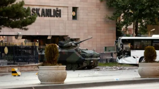 Zirehli texnikanı Baş Qərargahın qarşısında da görmək olar. 