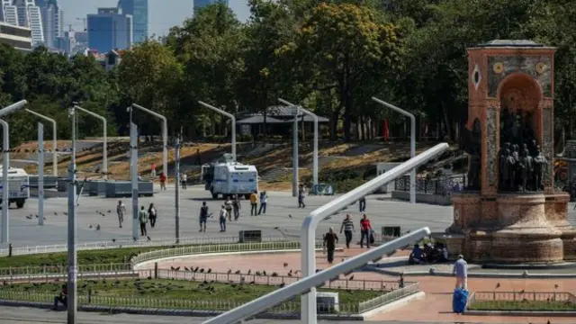 Adədətən şənbə günlərində izdihamlı olan Taksim meydanı boş və hərəkətsiz görsənir.