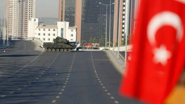 Ankaradakı prezident sarayı ətrafında hələ də tanklar durur. 