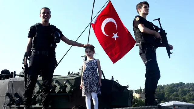 Прем'єр країни Біналі Їлдирим назвав минулу ніч "чорною плямою на турецькій демократії".
За його словами, ситуація зараз "повністю під контролем".