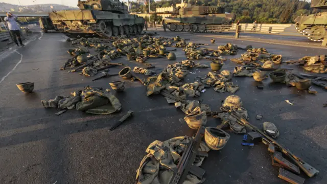 Спроба державного перевороту в Туреччині, який вчинила група військових в ніч на суботу, провалилась, заявила влада країни.