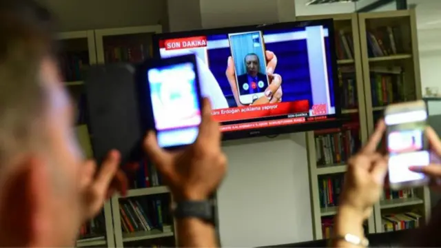 ومع ذلك، تحدث الرئيس التركي رجب طيب إردوغان  لقناة (سي.ان.ان) التركية عبر الهاتف المحمول وأعلن أن "الكيان الموازي" هو من يقف وراء الانقلاب وتعهد بمحاسبة المتورطين.