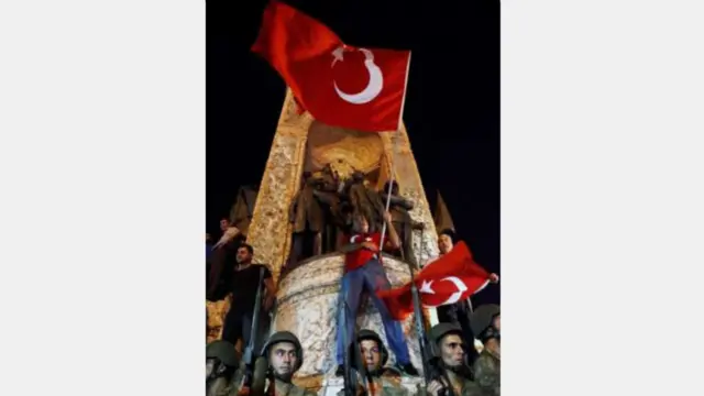 قال إردوغان إنه سيتخطى ما وصفه بانتفاضة أقلية، وحث الأتراك على النزول إلى الشوارع لمعارضة الانتفاضة.